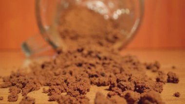 Tahta masaya saçılmış kahve.