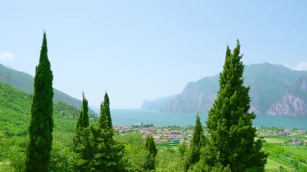 Hermosa vista del lago de Garda entre árboles y montañas — Vídeos de Stock