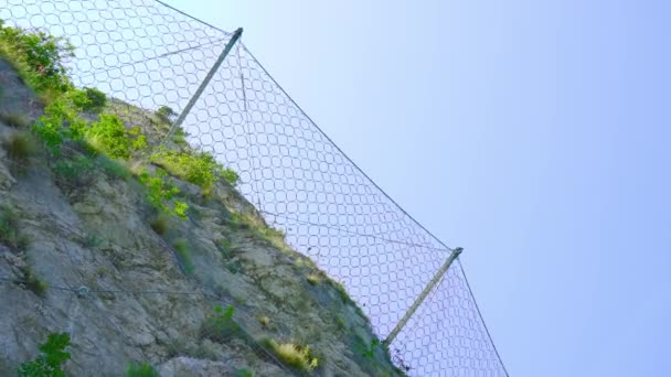 Malla de alambre protectora en las rocas de montaña — Vídeos de Stock