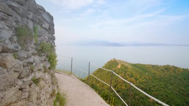 Rota panorâmica no belo panorama do Lago de Garda — Vídeo de Stock