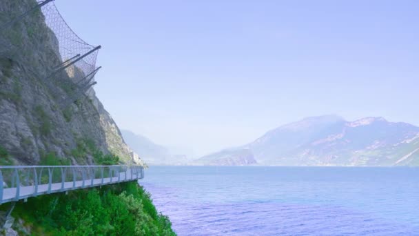Sendero peatonal colgando en la montaña en el lago de Garda — Vídeo de stock