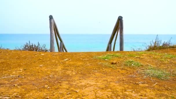 木製の階段で海の海岸 — ストック動画