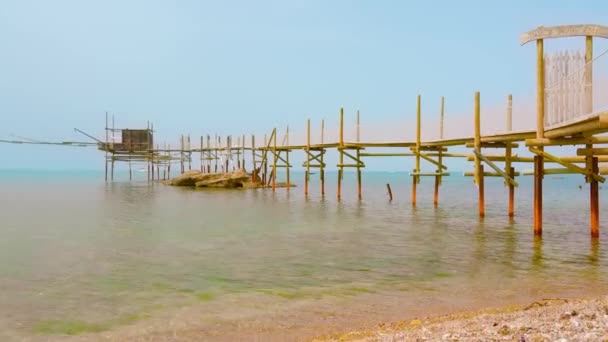 Molo di legno sul mare con un edificio in fondo — Video Stock