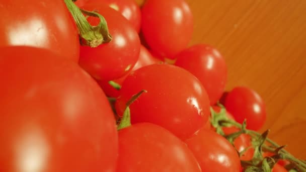 Haufen kleiner roter Tomaten auf dem Tisch — Stockvideo