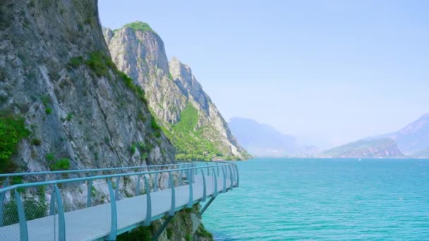 Pista panorâmica pendurada na montanha no Lago de Garda — Vídeo de Stock