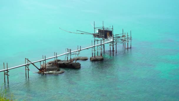 Vecchio molo di legno sul mare blu — Video Stock