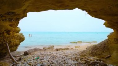 Deniz kıyısındaki kayaların arasında mağara