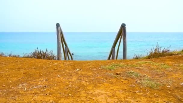 Descida à costa do mar com seixos — Vídeo de Stock