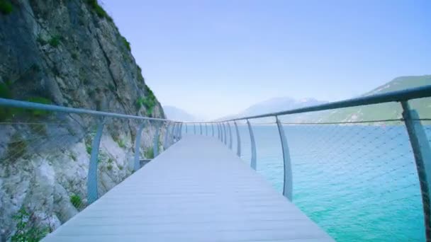 Voetgangerspad met prachtig uitzicht op de Alpen naar het meer — Stockvideo