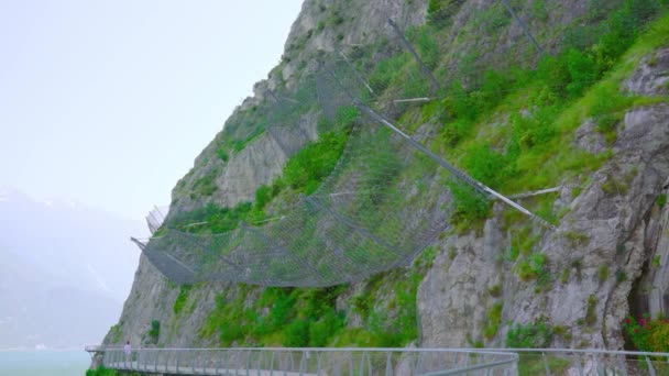 Malla de alambre contra rocas que caen de la montaña — Vídeos de Stock