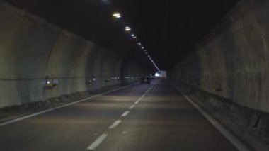 Dağdaki bir tünelin içindeki yol