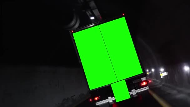 Зеленый экран на дорожке по шоссе в туннеле — стоковое видео
