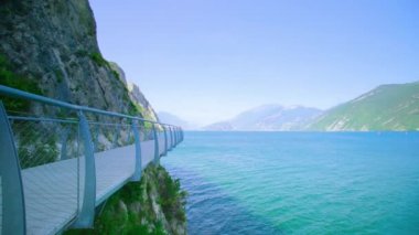 Dağdan sarkan bisiklet yolu olan Garda Gölü