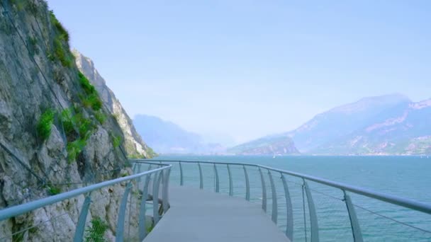 Rota panorâmica nas montanhas no Lago de Garda — Vídeo de Stock