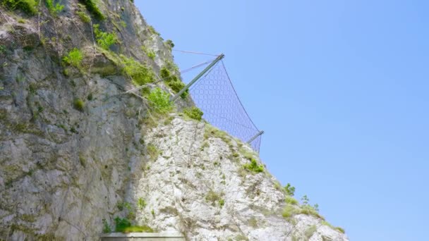 Montaña de rocas con malla de alambre protectora — Vídeos de Stock