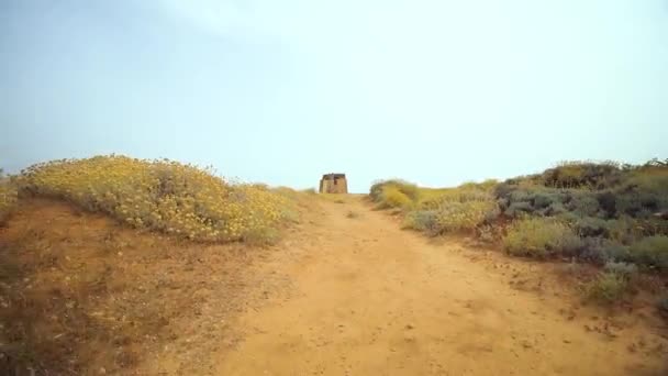 Estrada de terra junto ao mar — Vídeo de Stock