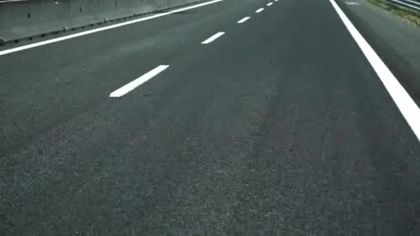 Twee-baans asfaltweg met witte strepen — Stockvideo