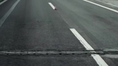 Yol beyaz çizgili at arabalarıyla dolu.