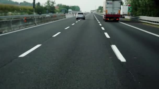 Desplazarse por la carretera con camiones y coches — Vídeo de stock