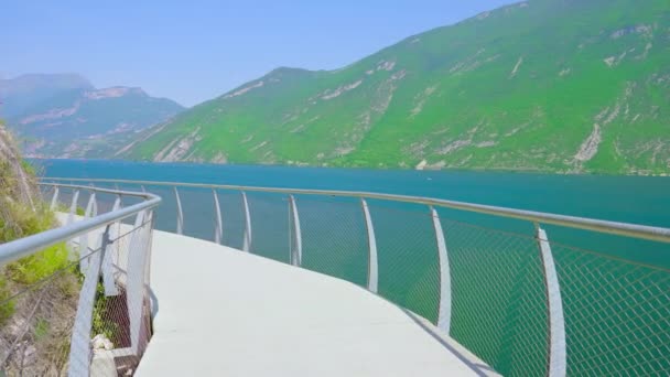 Sendero peatonal con vistas a las montañas y al lago de Garda — Vídeos de Stock