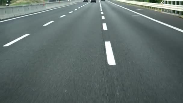 Autobahn entlang dreispuriger Autobahn — Stockvideo