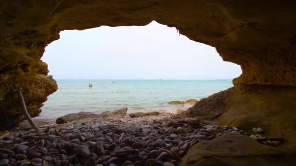 Grotta i klipporna mot havet — Stockvideo