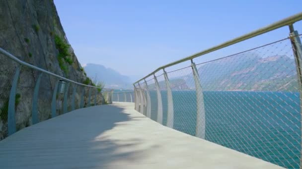 Панорамный склон для людей на красивом озере летом — стоковое видео