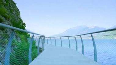 Dağlar arasında Garda Gölü 'nün güzel manzarası