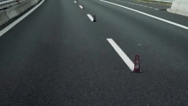 Movimento em uma estrada de asfalto de duas faixas — Vídeo de Stock