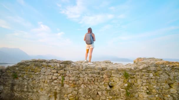 Ragazza guarda il bellissimo lago di Garda — Video Stock