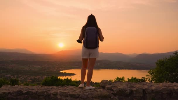 Κορίτσι στο κόκκινο ηλιοβασίλεμα στα βουνά — Αρχείο Βίντεο