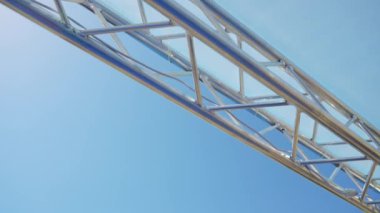 Gökyüzünün arka planında sahnenin metal parmaklıkları