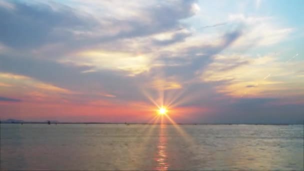 A naplemente időpontja a velencei lagúnán — Stock videók