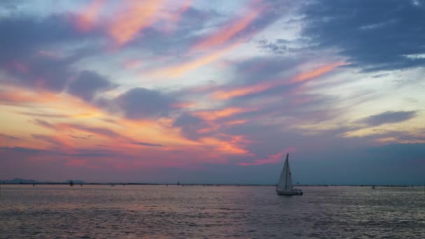 Segelbåt i lagunen vid solnedgången — Stockvideo