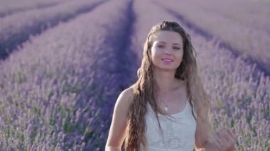 Lavanta tarlasının önündeki güzel kız.
