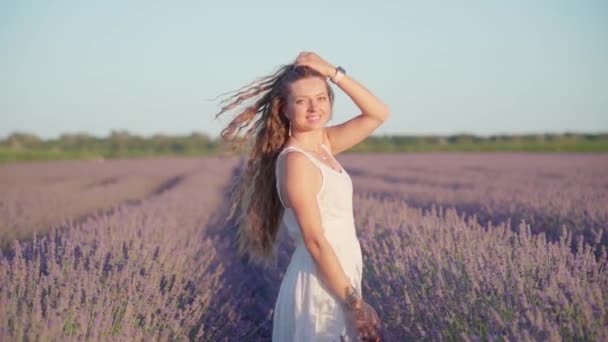 Mooi meisje lacht in het lavendelveld — Stockvideo