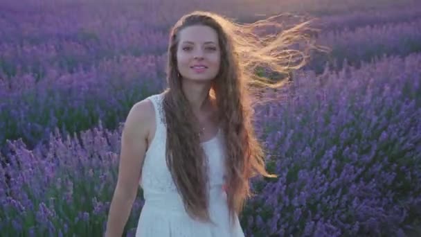 Ragazza davanti al campo di lavanda al tramonto — Video Stock