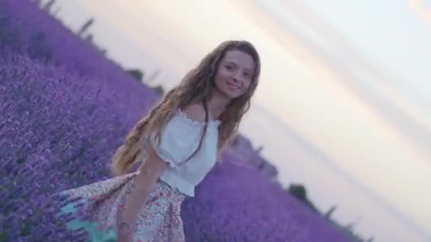 Gelukkig meisje beweegt lavendel veld — Stockvideo