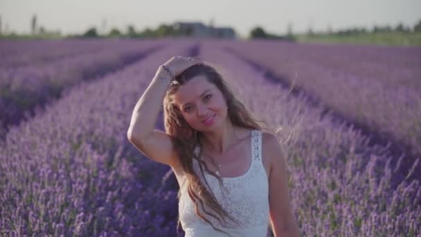 Schöne junge Mädchen berührt ihr Haar in Zeitlupe — Stockvideo
