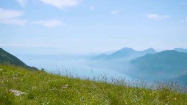 Gardameer tussen de bergen in de nevel — Stockvideo