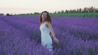 Çiçekli lavantaların arasında güzel mutlu bir kız.