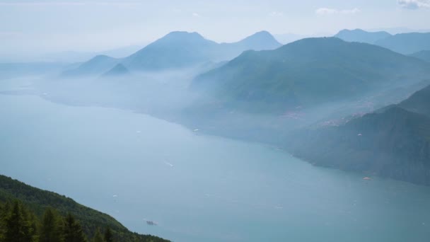 Lago de Garda desde arriba en la niebla — Vídeos de Stock