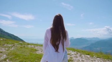 Monte Baldo 'dan Garda Gölü genç bir kızla