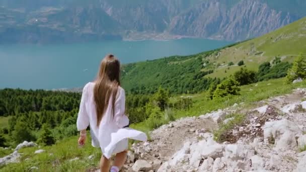 Touristenmädchen wandert auf felsigem Berg mit schöner Landschaft — Stockvideo