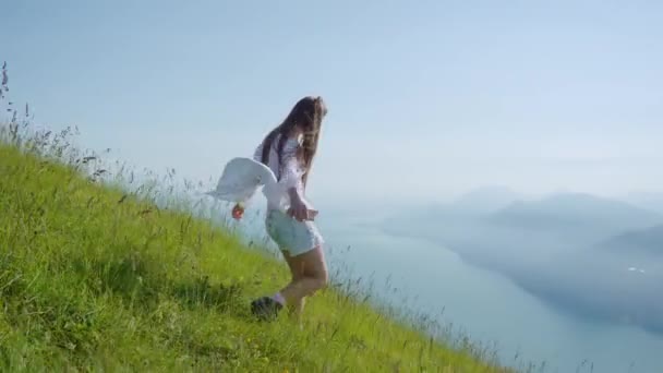 Meisje wandelingen op het gras met een prachtig panorama van het Gardameer — Stockvideo