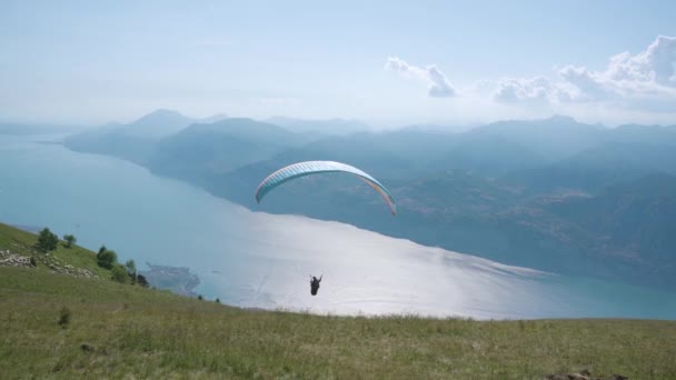 Vuelo en parapente en el lago de Garda en los Alpes — Vídeos de Stock