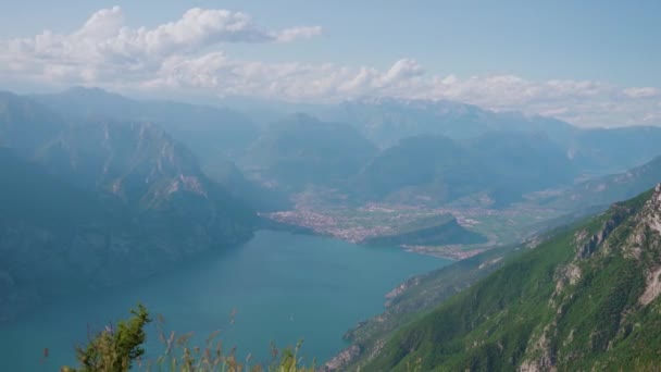 Lago de Garda con altas montañas y cielo azul — Vídeos de Stock