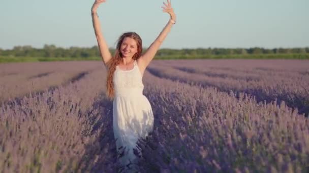 Feliz y en el amor chica en el campo con plantas de lavanda — Vídeos de Stock