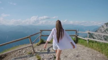 Kız Alp Dağları 'nda arkadan yürüyor