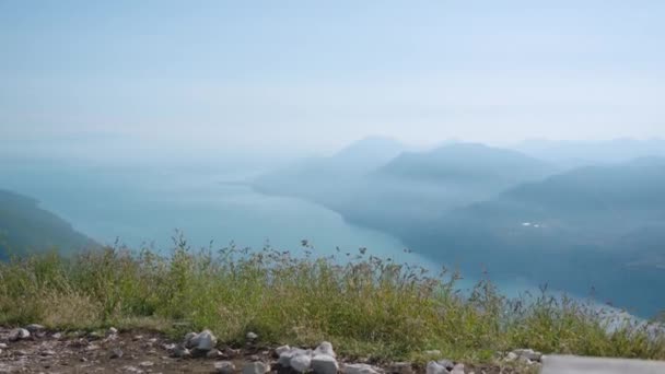Όμορφο πανόραμα για τις Άλπεις στη λίμνη Garda — Αρχείο Βίντεο